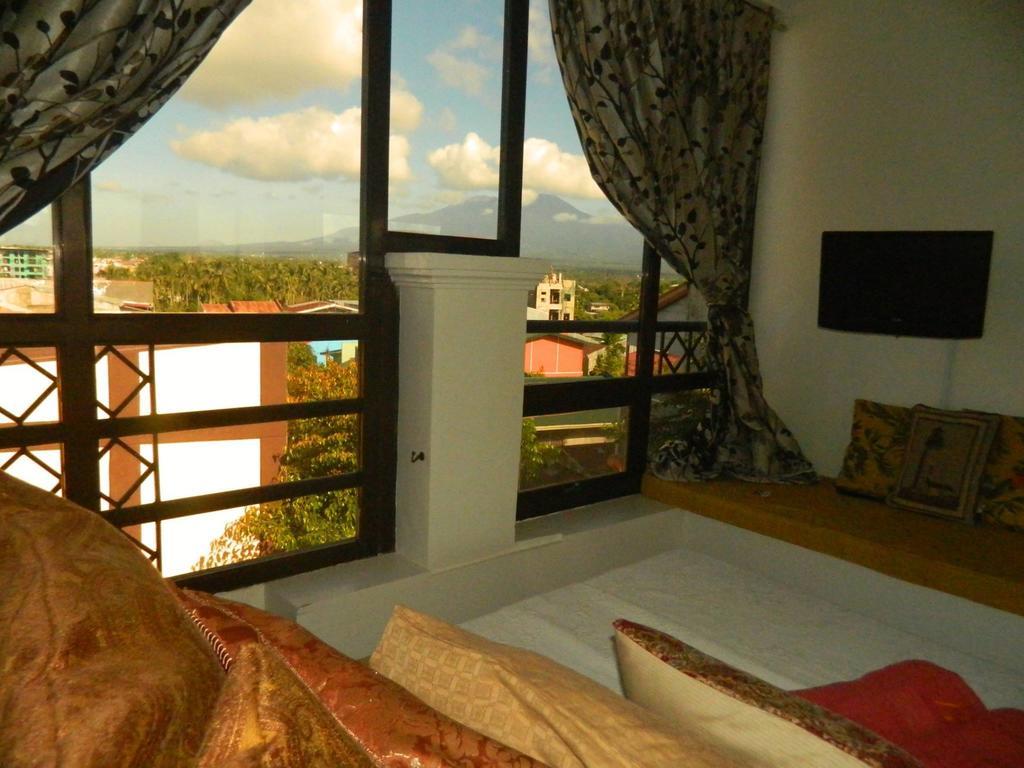 The Saint Joseph Residential Suites Lucena Cameră foto